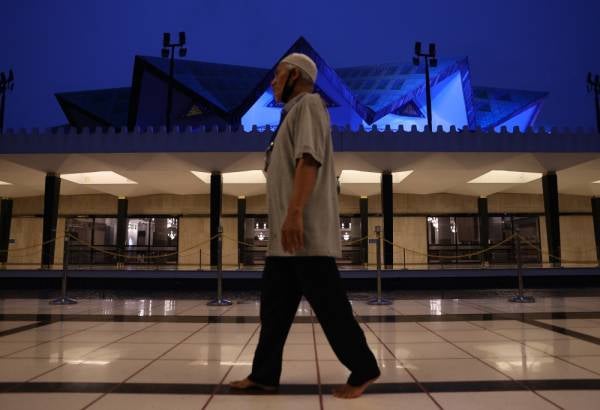 Perdana Menteri, Tan Sri Muhyiddin Yassin hari ini mengumumkan Perintah Kawalan Pergerakan (PKP) akan dilanjutkan hingga 12 Mei ini bagi memutuskan rangkaian wabak Covid-19. -Foto Bernama