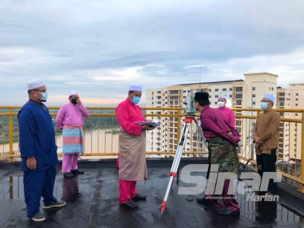 Norhasney Ridhwan (dua dari kanan) bersama Wan Muhammad Ezani dan pelapor serta dua saksi yang mengambil data cerapan anak bulan Ramadan tadi.