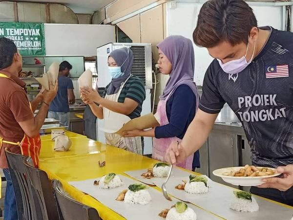Sebahagian petugas Mahar bertungkus-lumus menyiapkan pek bungkusan makanan untuk diagihkan kepada golongan kurang berpendapatan sekitar Lembah Klang.