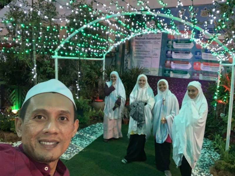 Asmak (belakang, kiri) bersama suami dan anak-anak ketika menyambut Ramadan di Kota Bharu, Kelantan pada tahun lalu.
