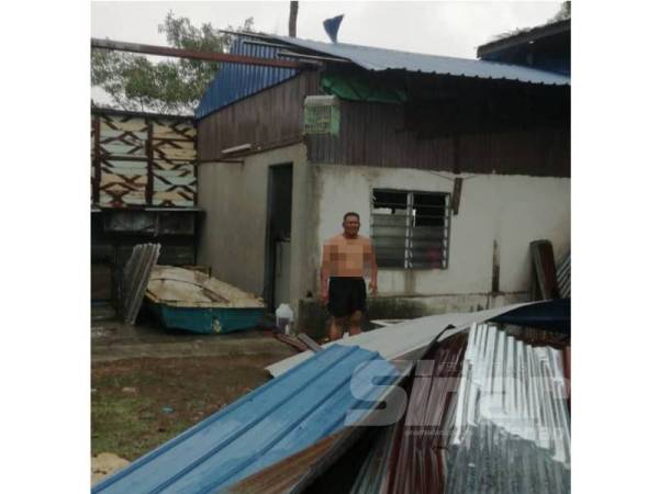 Keadaan rumah Hamdan yang mengalami kerosakan bumbung akibat ribut petang semalam.