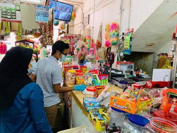 Antara premis yang diperiksa kakitangan Jabatan Undang-Undang MPK dalam operasi semalam.