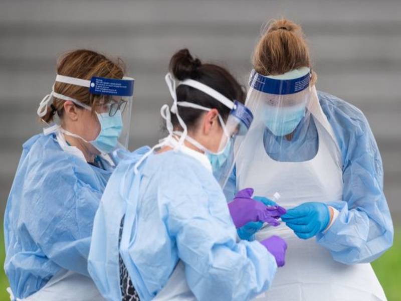 Petugas perubatan bertungkus-lumus bendung wabak Covid-19. -Foto: AP