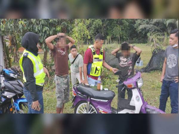 Dua lelaki berusia 23 dan 32 tahun itu ditangkap bersama sebotol air ketum di dalam raga motosikal dinaiki di Jalan Kampung Durian Bador, Kuala Berang, jam 11 pagi, Rabu lalu (foto ihsan IPD Hulu Terengganu)