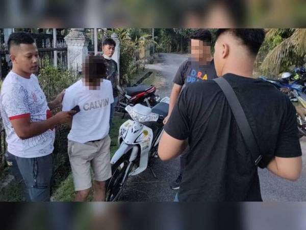 Lelaki berusia 22 tahun itu yang ditahan di kawasan lapang Kampung Tok Gebok, Ajil, pada jam 6 petang, Isnin lalu didapati positif dadah jenis methamphetamine (Foto: Ihsan IPD Hulu Terengganu)