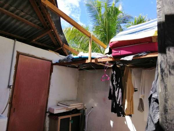Keadaan rumah Razali yang terjejas akibat ribut kelmarin.