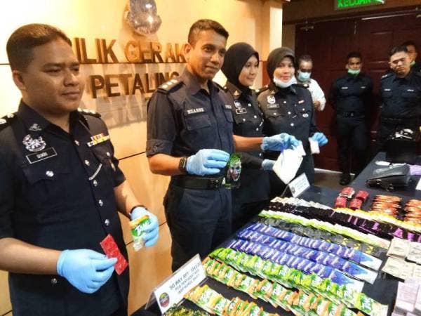 Nik Ezanee (dua dari kiri) menunjukkan hasil rampasan dadah pada sidang akhbar di Ibu Pejabat Daerah Petaling Jaya di sini hari ini.