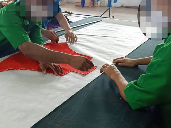 GENM bekerjasama dengan Penjara Bentong untuk memotong dan menjahit PPE bagi barisan hadapan perubatan.