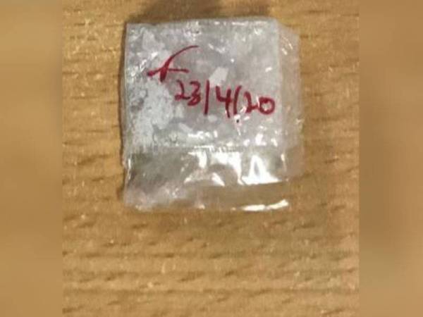 Bungkusan plastik disyaki dadah jenis syabu dirampas polis.