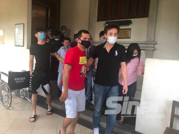 Seramai 51 penduduk termasuk 14 warga asing dihadapkan ke Mahkamah Majistret Kuala Lumpur atas kesalahan ingkar PKP, hari ini.