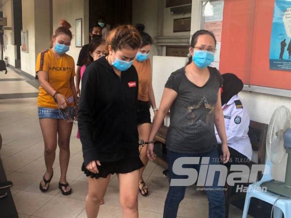 Seramai 51 penduduk termasuk 14 warga asing dihadapkan ke Mahkamah Majistret Kuala Lumpur atas kesalahan ingkar PKP, hari ini.