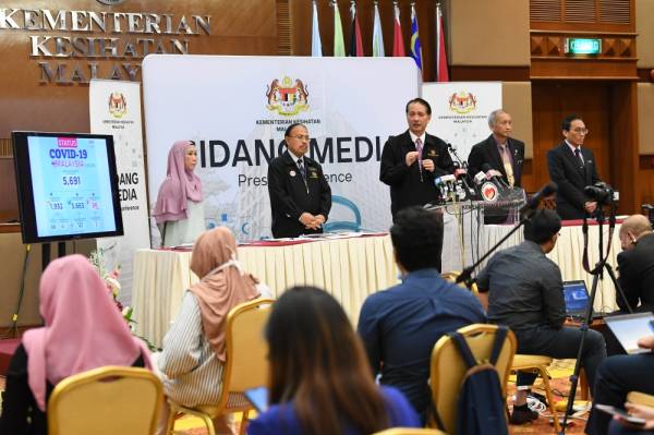 Dr Noor Hisham (tengah) pada sidang media harian berkaitan jangkitan Covid-19 di Kementerian Kesihatan hari ini. -Foto Bernama