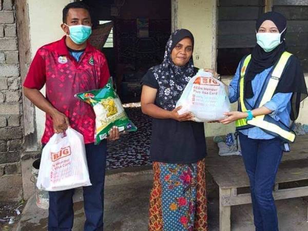 Mohamad Azhar (kiri) bersama Nurul Zawani (kanan) ketika menyerahkan sumbangan kepada keluarga Siti Kholijah.