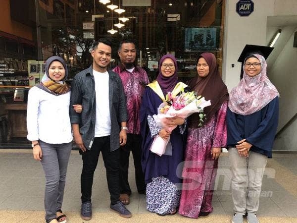 Rafidah (kiri) bersama ahli keluarga.