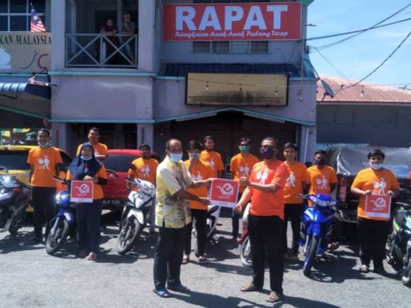 Ghazali (depan, kiri) menyempurnakan simbolik perasmian khidmat penghantar makanan dan aplikasi dalam talian di daerah Padang Terap.