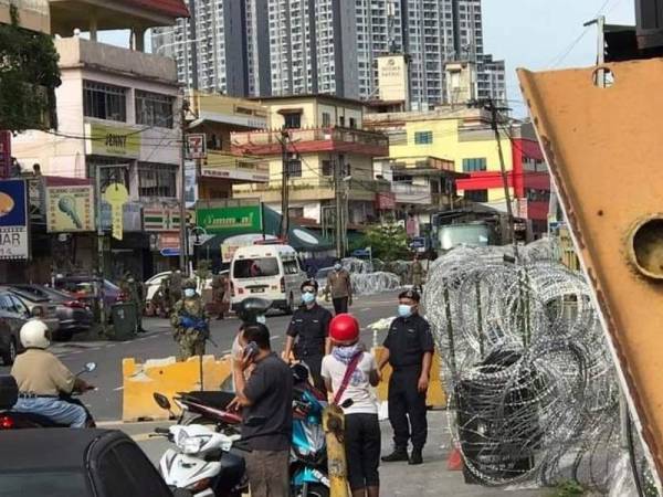Keadaan di Jalan Selayang Baru turut menarik perhatian penduduk setempat yang menggunakan laluan itu untuk membeli barang keperluan.