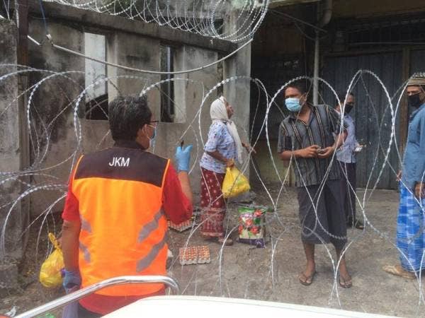 Petugas JKM menyalurkan makanan kepada penduduk PKPD Selayang Baru.