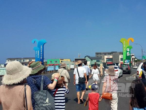 Kedatangan pelancong di Pulau Udo berhampiran Pulau Jeju tahun lalu. - Gambar hiasan