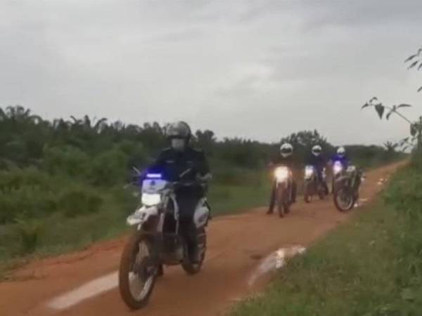 Keupayaan motosikal scrambler melalui laluan sukar dan sempit membantu tugas polis dalam Ops Covid-19.
