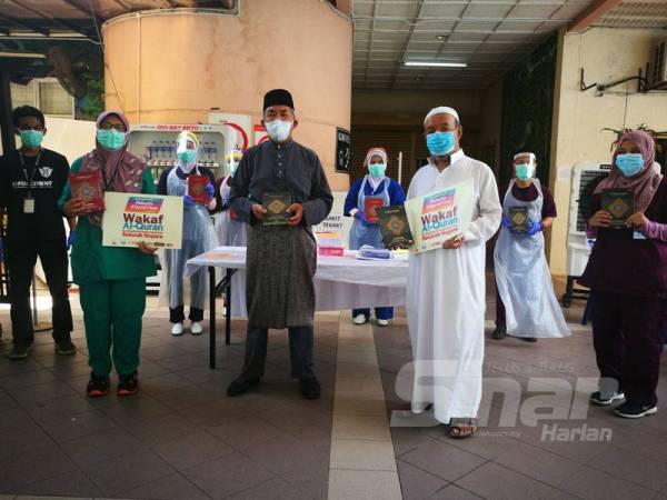 Dari kiri, Dr Azah, Hashim dan Mohd Fathir di Klinik Kesihatan Seksyen 7 Shah Alam.