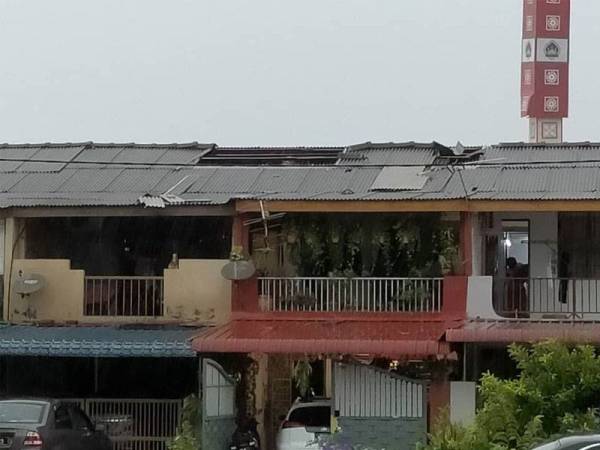 Antara rumah yang mengalami kerosakan akibat ribut yang melanda beberapa kampung sekitar Kampung Seri Klebang hari ini. FOTO APM DAERAH KINTA