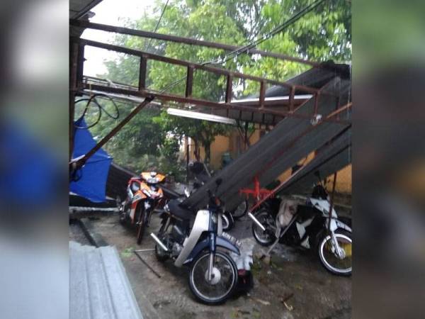 Antara rumah yang mengalami kerosakan akibat ribut yang melanda beberapa kampung sekitar Kampung Seri Klebang hari ini. FOTO APM DAERAH KINTA