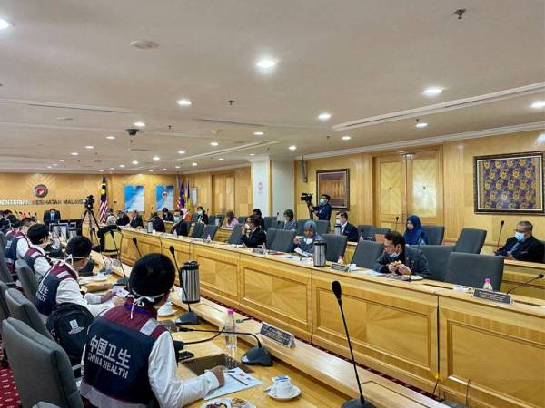 Menteri Kesihatan, Datuk Dr Adham Baba (tengah) menerima kunjugan rombongan pakar perubatan China yang diketuai Dr Li Jun di pejabat Kementerian Kesihatan minggu lalu.