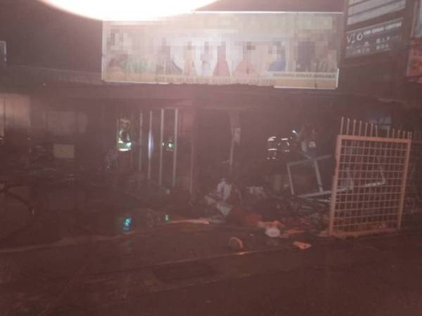 Kedai menjual pakaian dan bunga hangus 75 peratus dalam kebakaran di Kulim, Kedah.