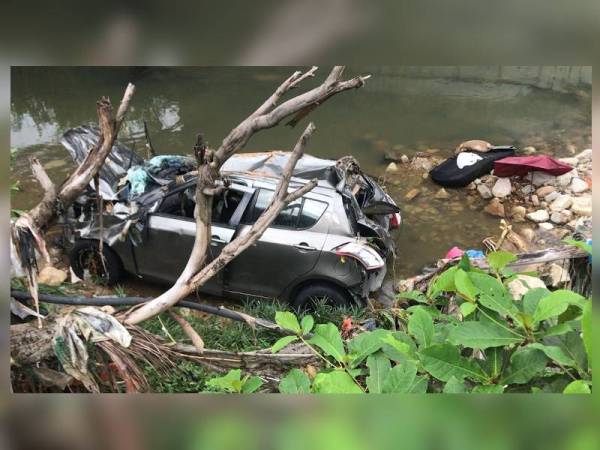 Keadaan kereta mangsa yang terbabas ke dalam longkang besar di laluan utama berhampiran Prima Damansara semalam.
