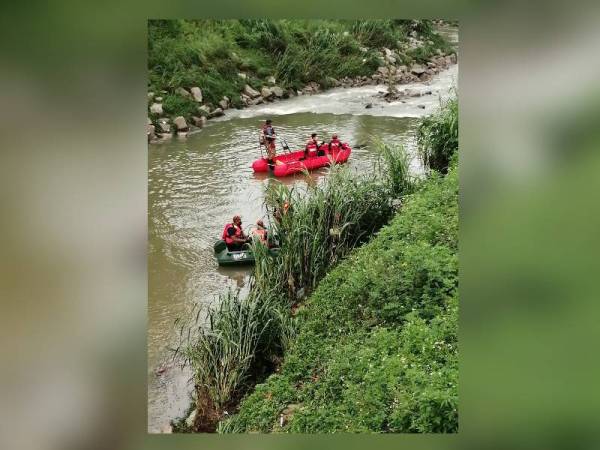 Anggota JBPM giat melakukan operasi mencari mangsa terlibat.