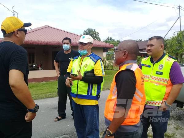 Muhammed Amin (kanan) bersama Penghulu Mukim Chemor, Ahmad Baharul Shahrudin (tiga dari kanan) dan Pengerusi MPKK meninjau kawasan yang terjejas dengan ribut bagi membuat penilaian kerosakan kediaman dialami penduduk di Kampung Sri Klebang di sini hari ini.