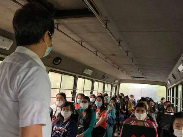 Hsiao Leung ketika meninjau aktiviti pekerja asing di kilang di Bukit Tengah.