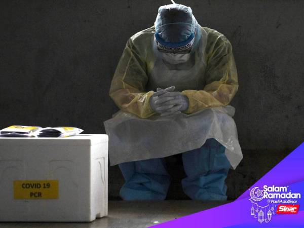 Petugas barisan hadapan Kementerian Kesihatan Malaysia (KKM) berehat seketika ketika mengambil saringan Covid-19 hari ini. - Foto Bernama