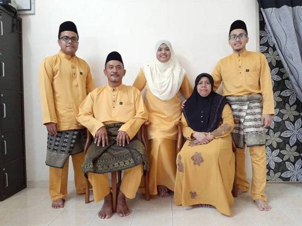 Mohamad (duduk, kiri) bersama isteri dan tiga anak tersayang.