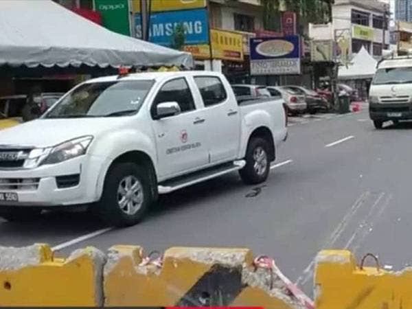Kenderaan yang membawa petugas KKM di kawasan Selayang Baru.