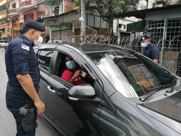 Anggota sedang melakukan pemeriksaan kenderaan keluar dan masuk di Jalan 1, Selayang Baru.