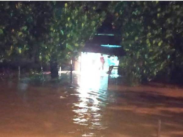 Mangsa terdiri daripada 10 keluarga dipindahkan selepas air naik ke paras satu meter. - Foto JBPM