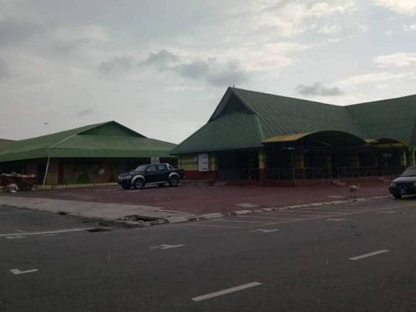 Tiga penjaja dan lima pemilik gerai diberi amaran keranan menjalankan aktiviti perniagaan di lokasi dan tapak bazar Ramadan semalam.