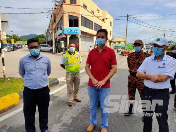 Teo Kok Seong (tengah) semasa membuat tinjauan di Pasar Awam Bahau pagi tadi.