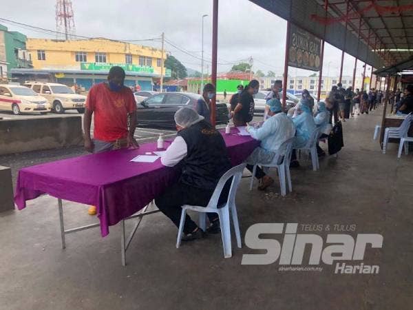 Antara peniaga Pasar Awam Bahau yang menjalankan saringan.