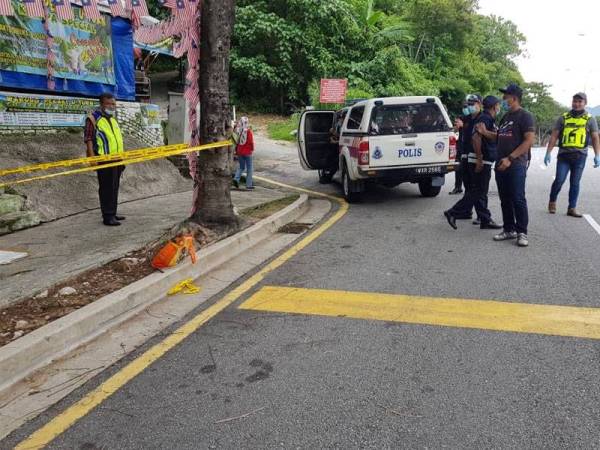 Mayat bayi perempuan yang baru dilahirkan dan cukup sifat ditemui dalam beg plastik di tepi jalan di Bukit Dinding, Kuala Lumpur hari ini.