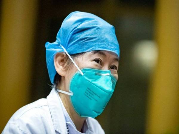 Pengarah Bahagian Perubatan Pernafasan Dan Rawatan Kritikal di Hubei Provincial Hospital of Integrated Chinese and Western Medicine, Zhang
Jixian, ketika ditemubual di hospital di Wuhan pada 2 Mac yang lalu. (Foto: Shen Bohan / Xinhua)
