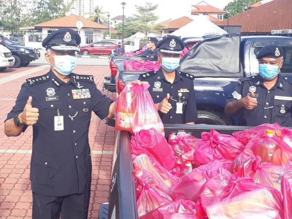 Zainuddin (kiri) menunjukkan barangan keperluan rumah yang akan diagihkan kepada 415 keluarga yang terkesan di seluruh Kedah.