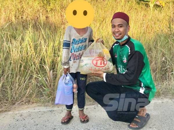 Muhammad Syazwan menyampaikan bantuan kepada golongan memerlukan.