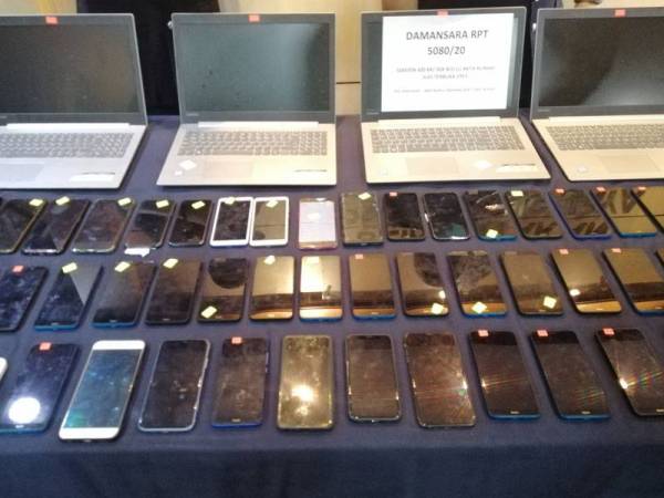 Antara barang yang dirampas dalam serbuan sindiket judi online di kondominium di Seksyen 17, Petaling Jaya, semalam.