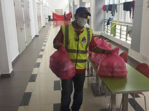 Bekalan makanan disumbangkan kepada gelandangan oleh Yayasan Al Aim dan penaja utama City Group.