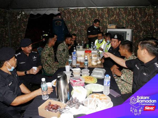 Ketua Polis Perak Datuk Razarudin Husain (dua, kiri) berbuka puasa bersama anggota polis dan tentera yang bertugas di sekatan jalan raya Susur Tambun (Arah Selatan), Ipoh hari ini.