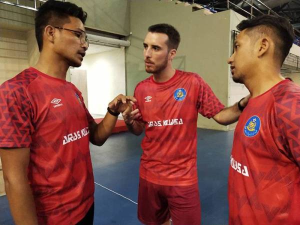 Ridzuan (kiri) sudah membiasakan diri dengan kehidupan normal baharu.