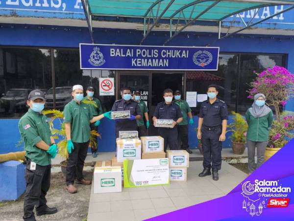 Sumbangan turut diagihkan kepada Balai Polis Cukai Kemaman, Terengganu.