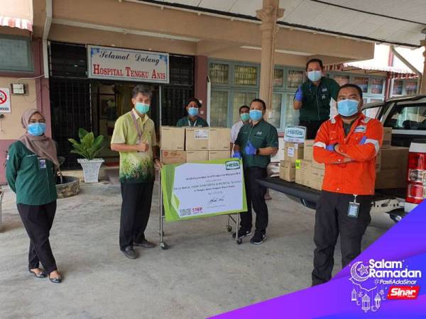 Sukarelawan Hess menyampaikan sumbangan kepada Hospital Tengku Anis, Pasir Puteh di Kelantan.
